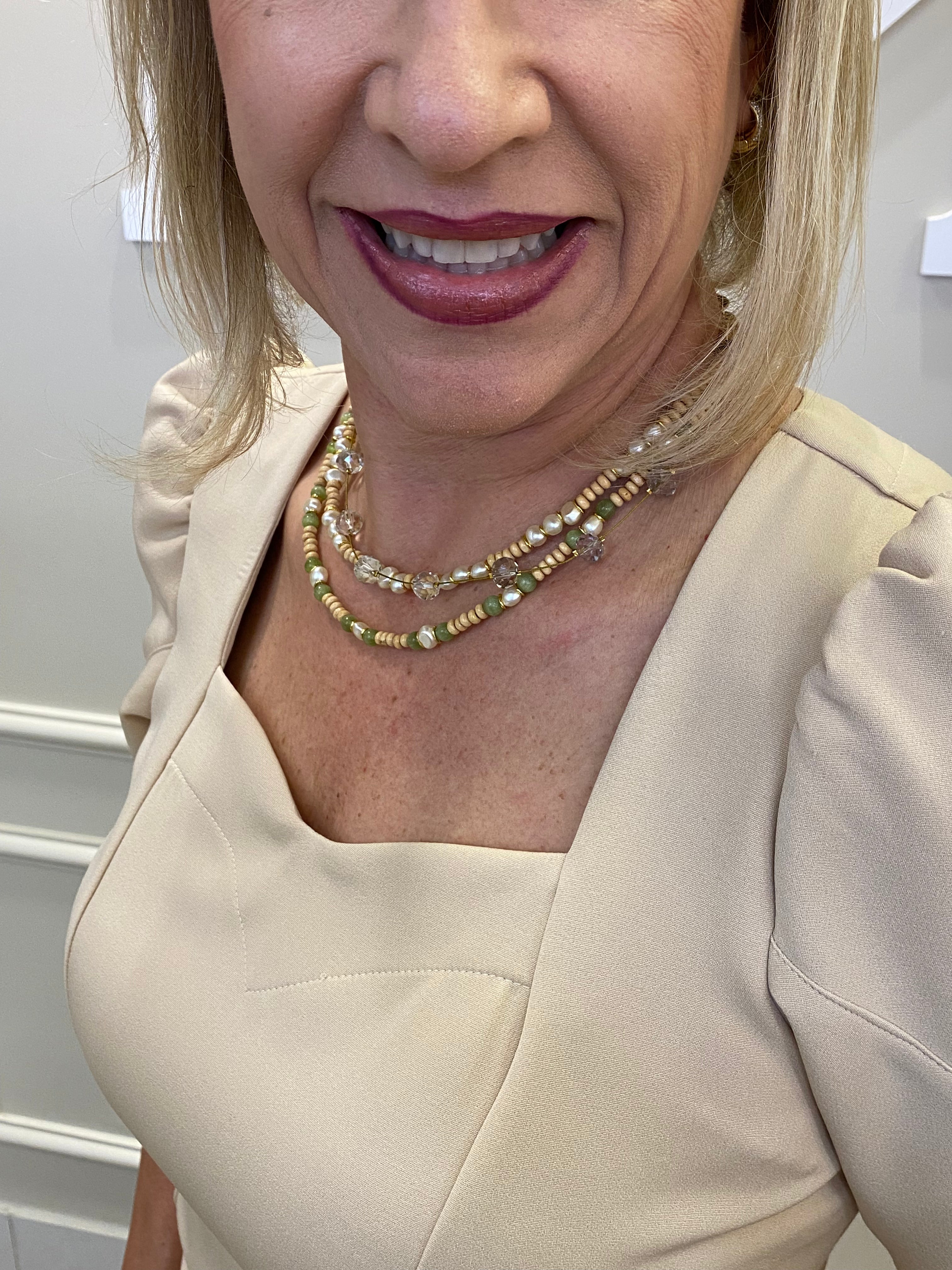 Macacão beje cinto trançado - Cora Canela