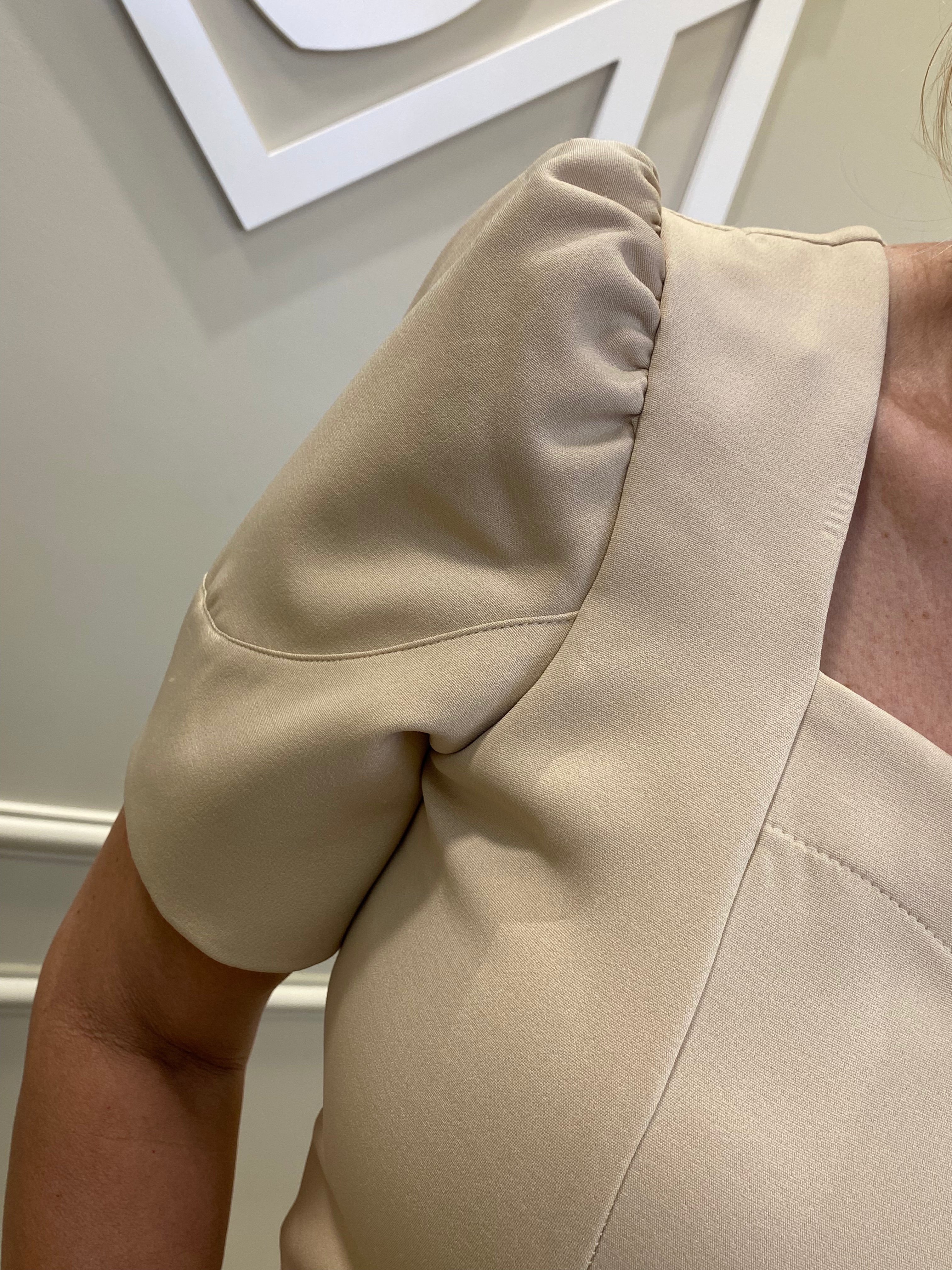 Macacão beje cinto trançado - Cora Canela