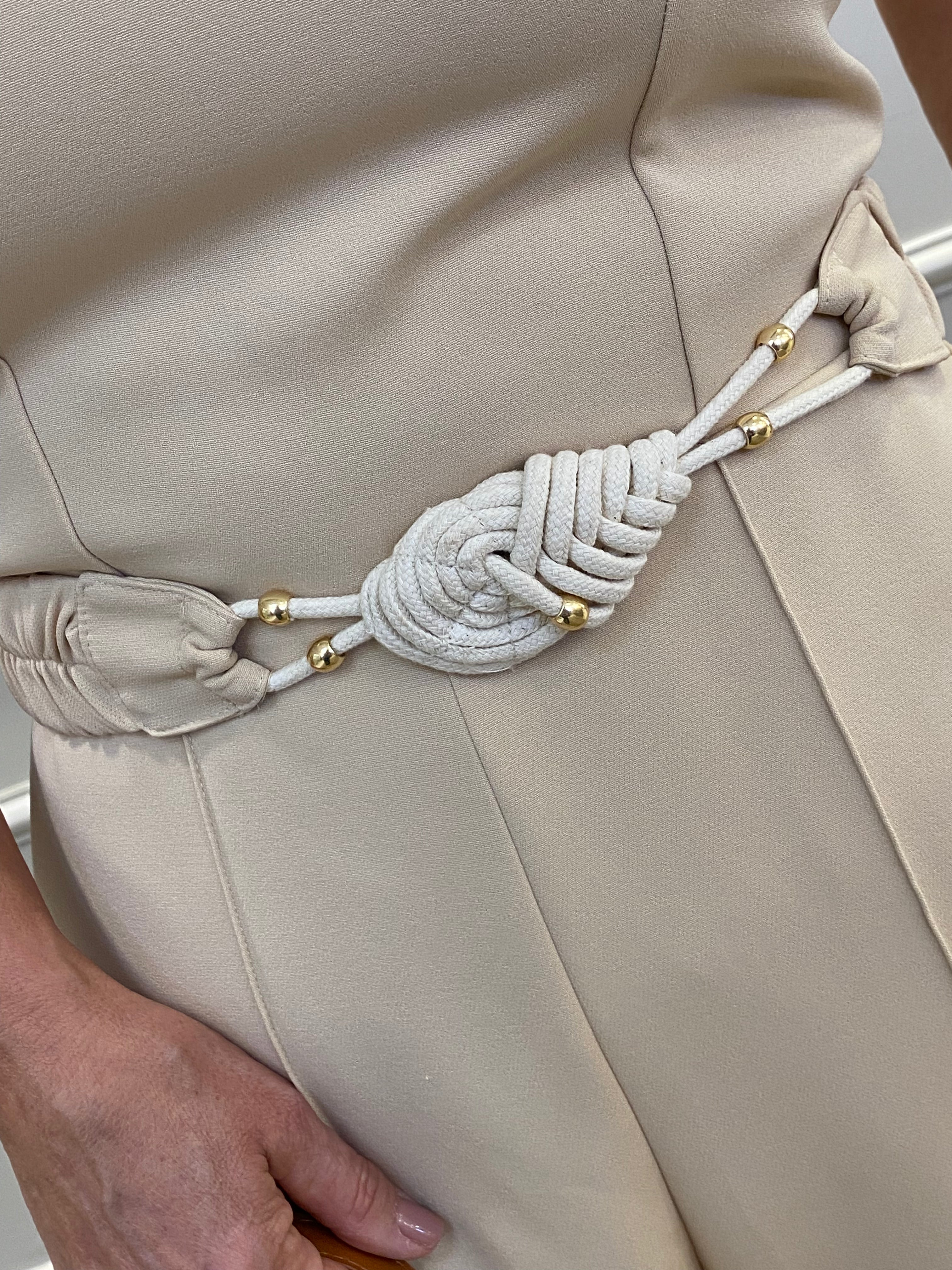 Macacão beje cinto trançado - Cora Canela