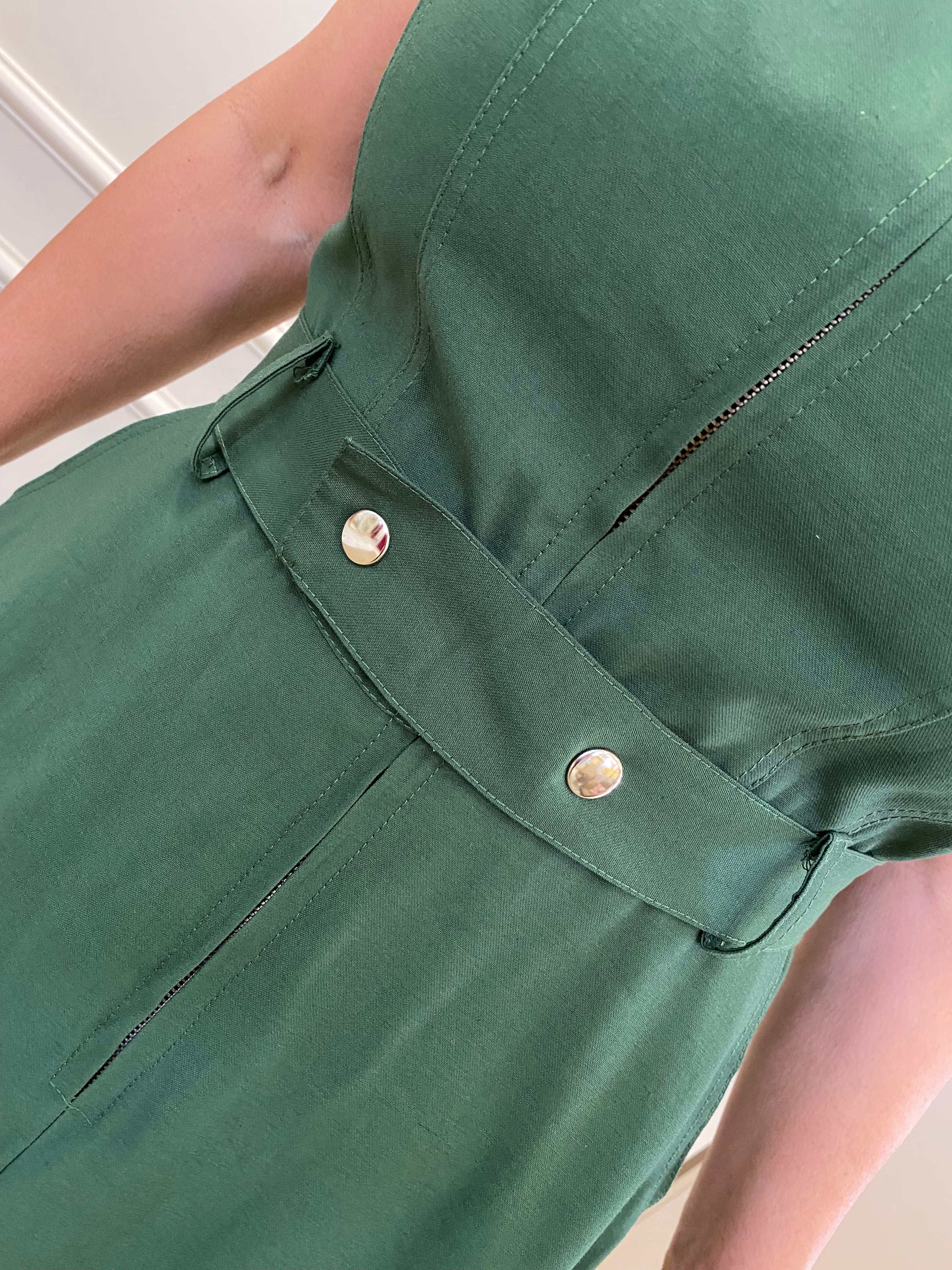 Vestido midi militar ziper