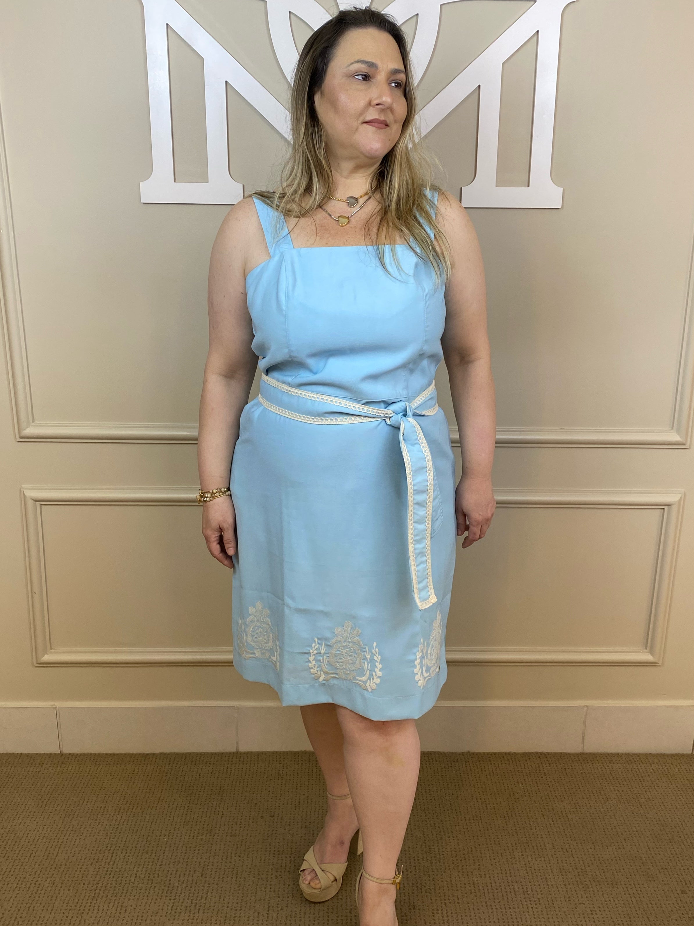 Vestido alfaiataria azulzinho bordado cinto
