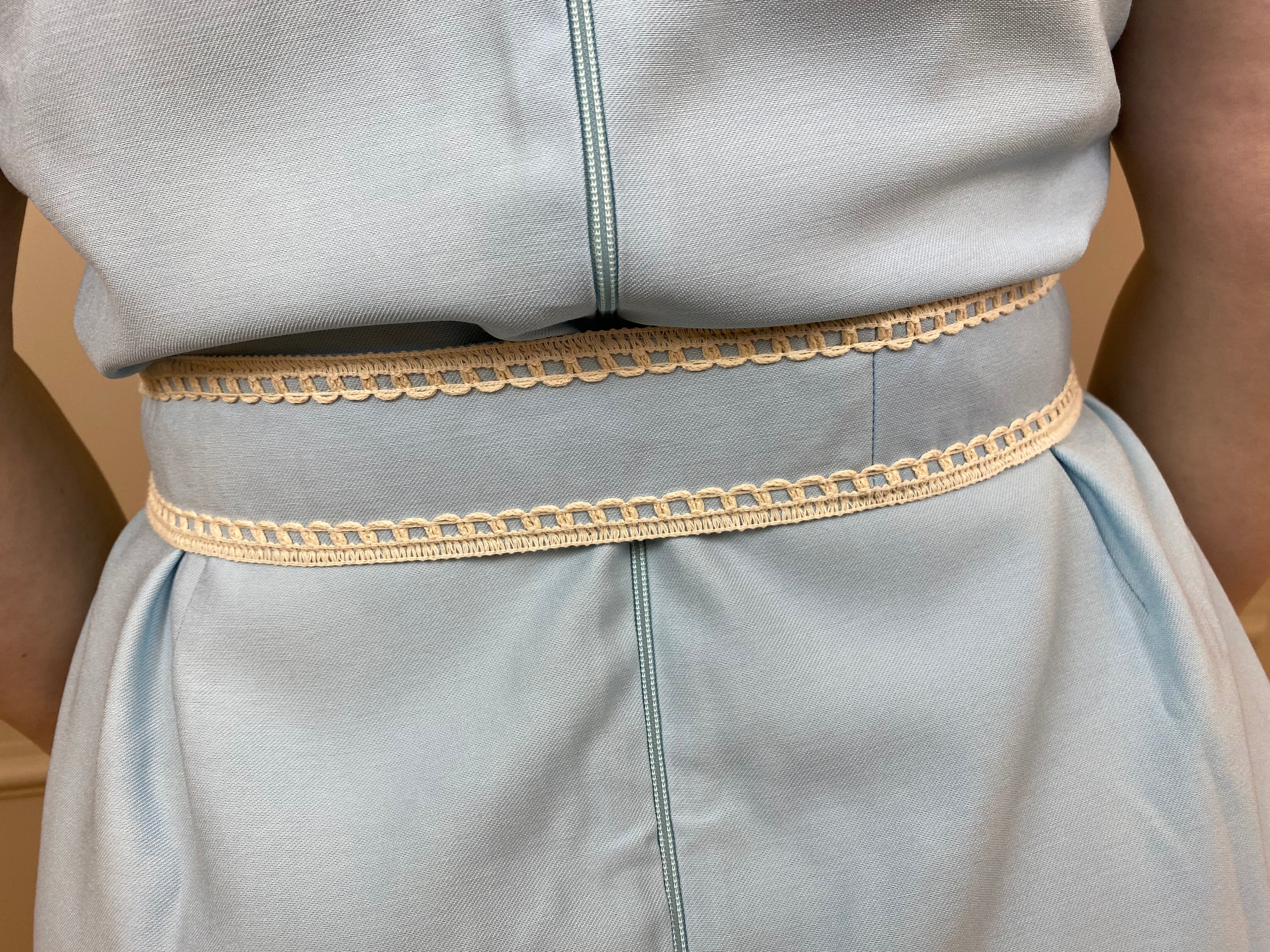 Vestido alfaiataria azulzinho bordado cinto