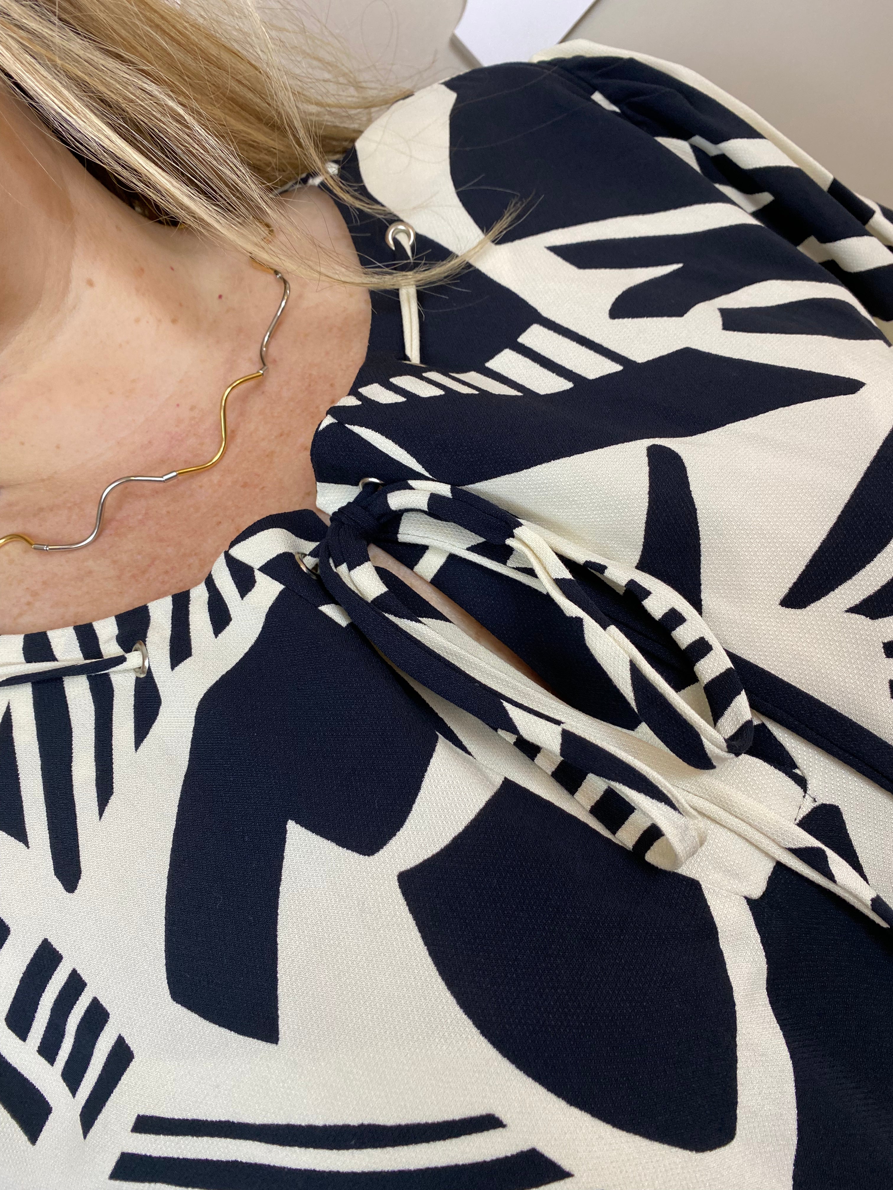 Vestido borisu preto/branco amarrar decote