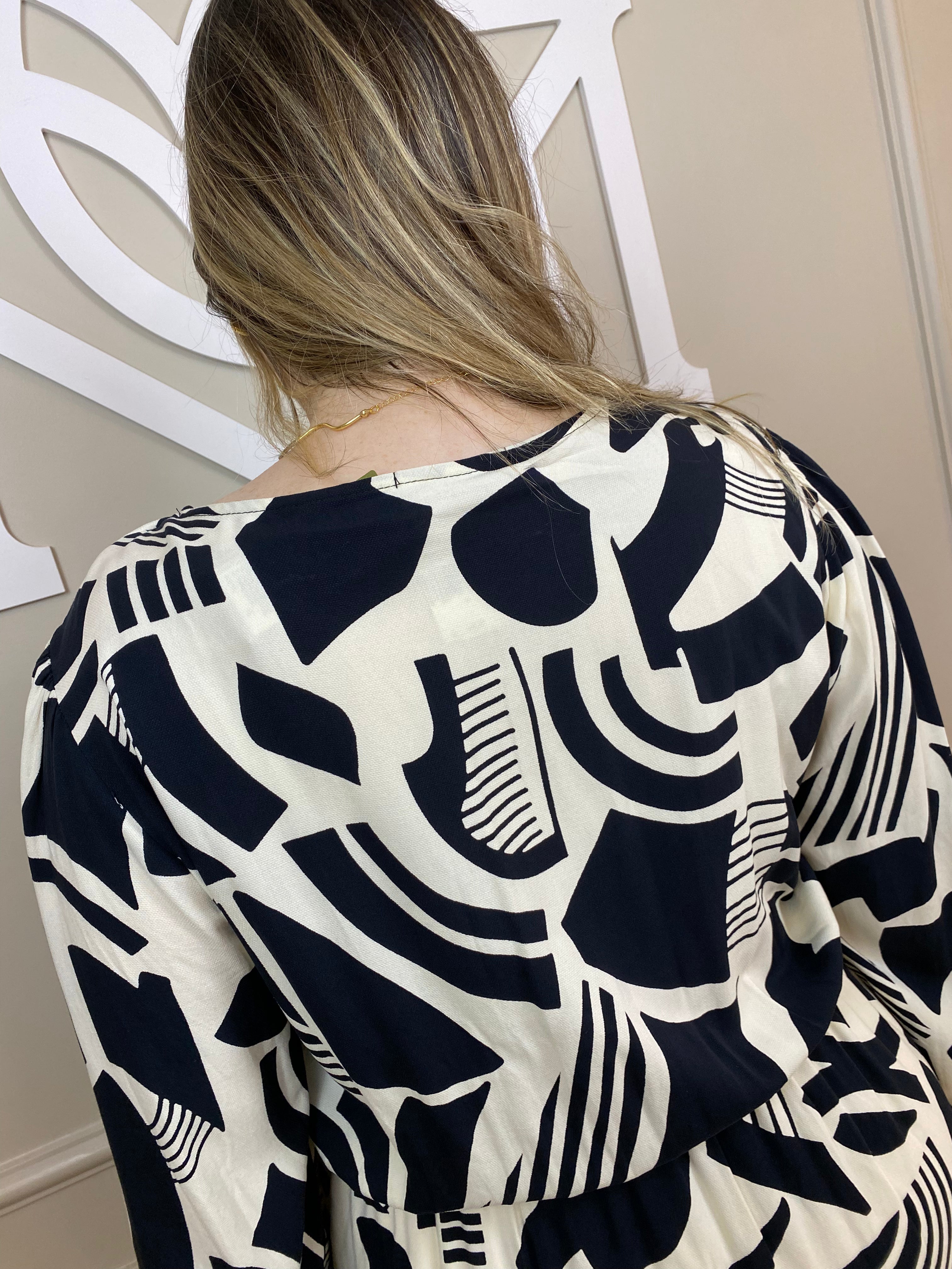 Vestido borisu preto/branco amarrar decote