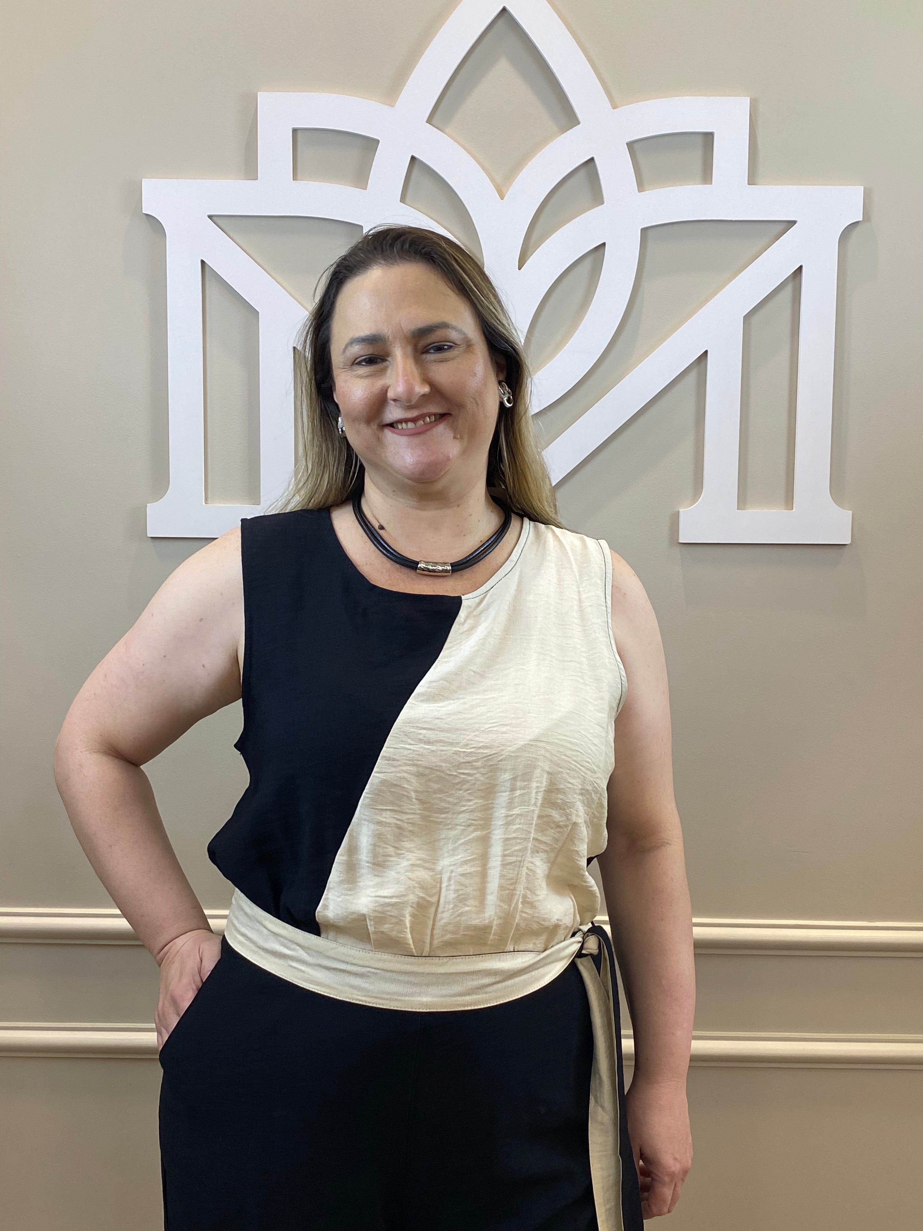 Macacão preto/bege com faixa