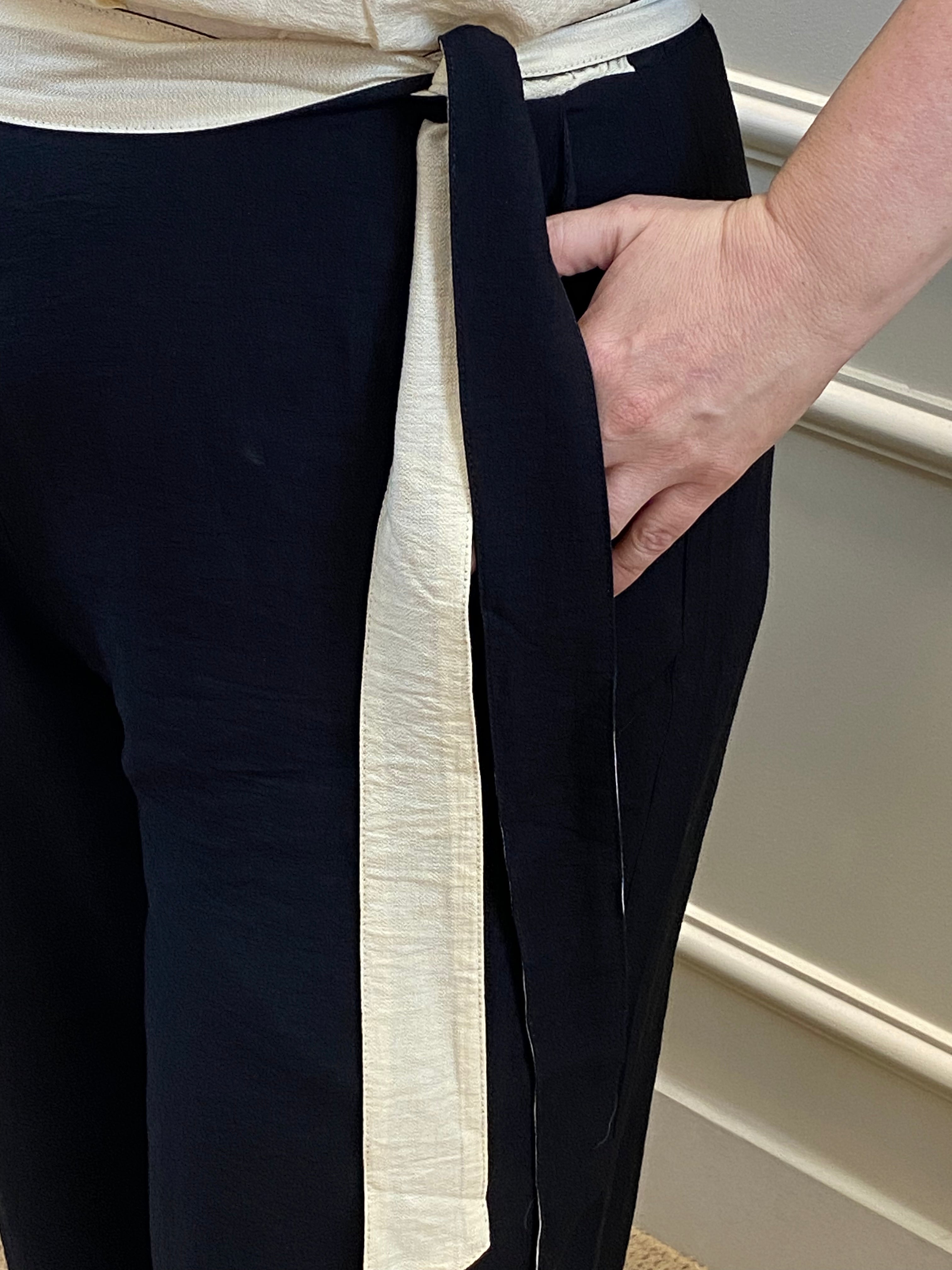 Macacão preto/bege com faixa