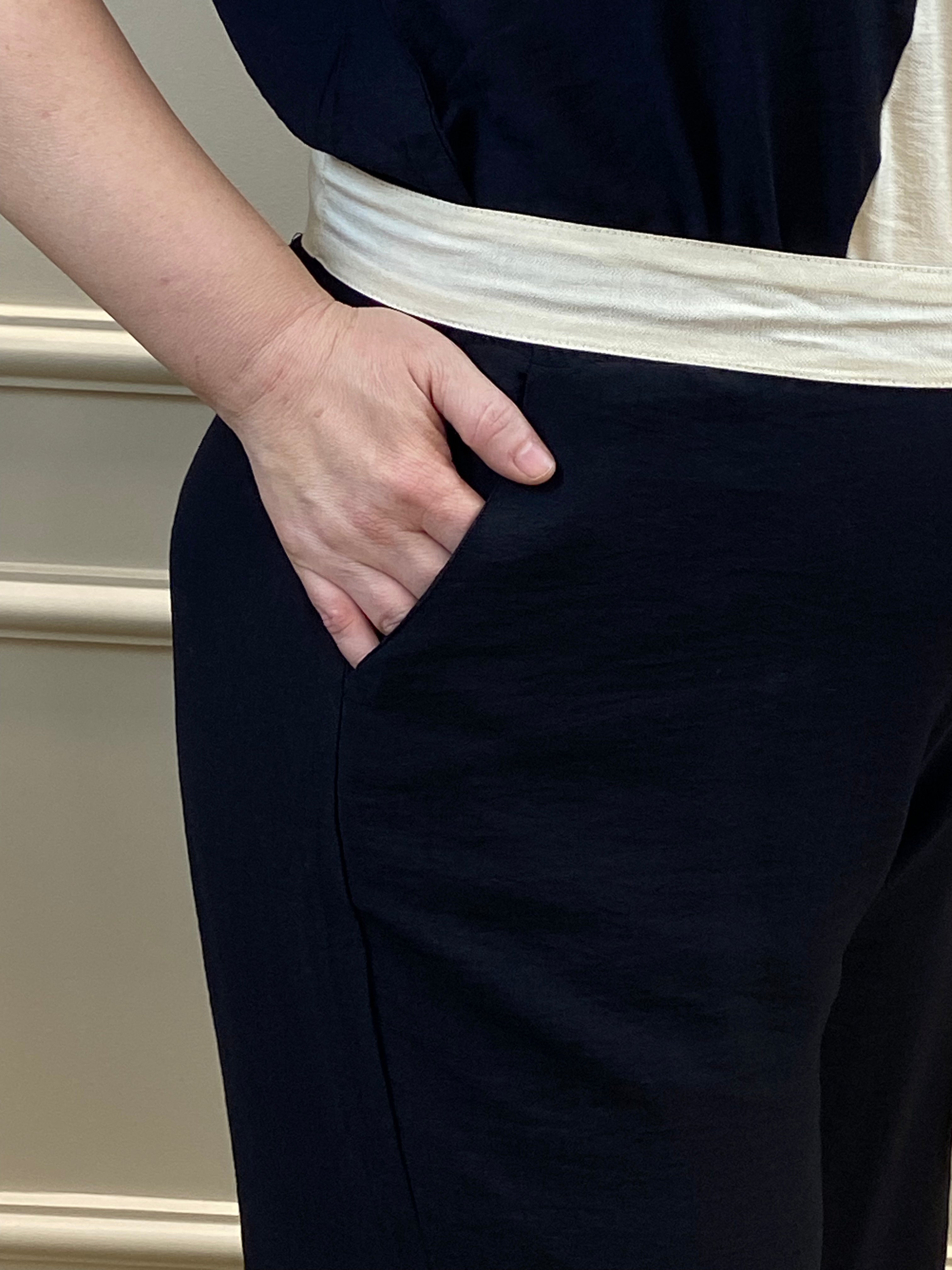 Macacão preto/bege com faixa