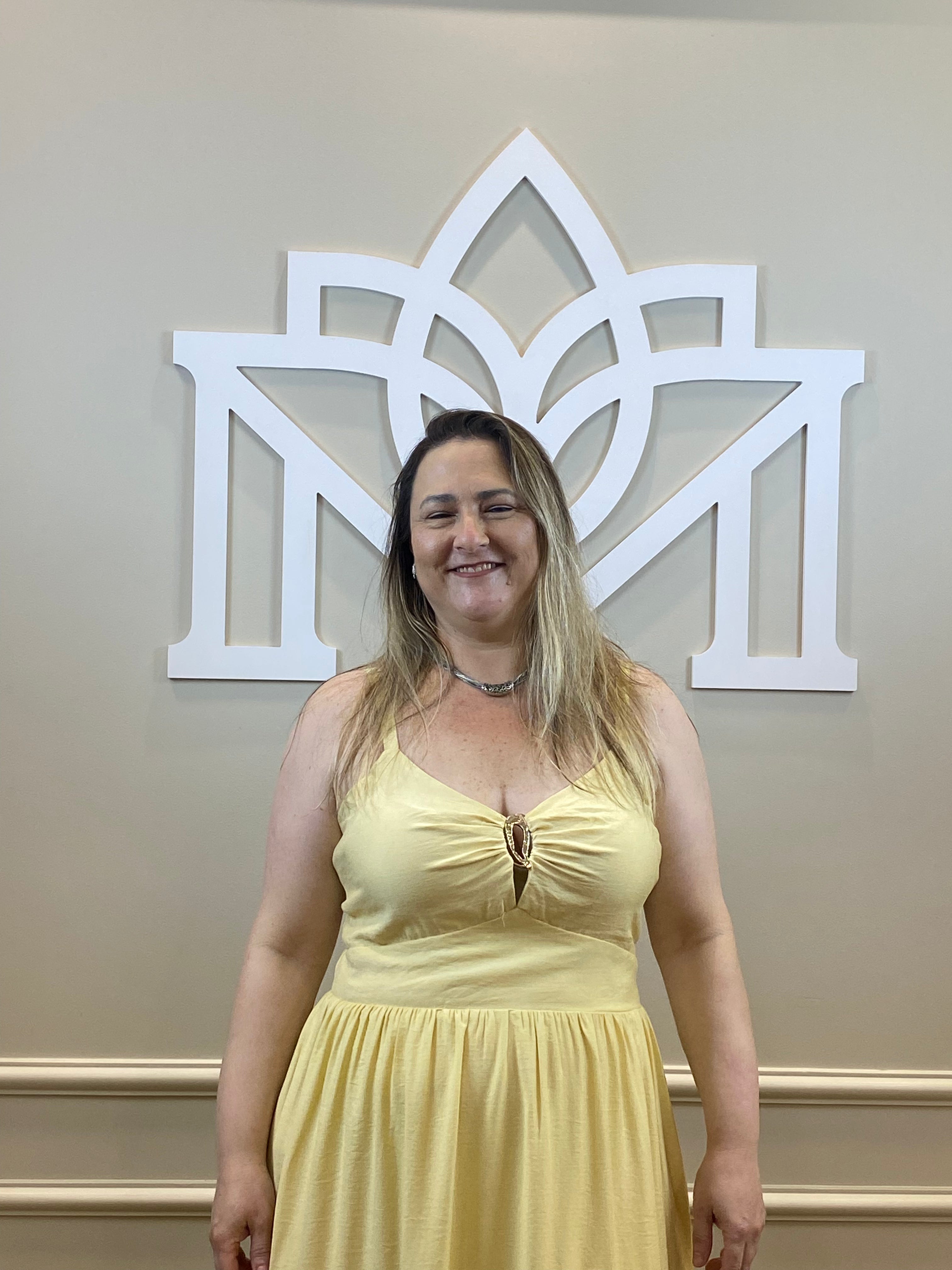 Vestido midi amarelo detalhe busto