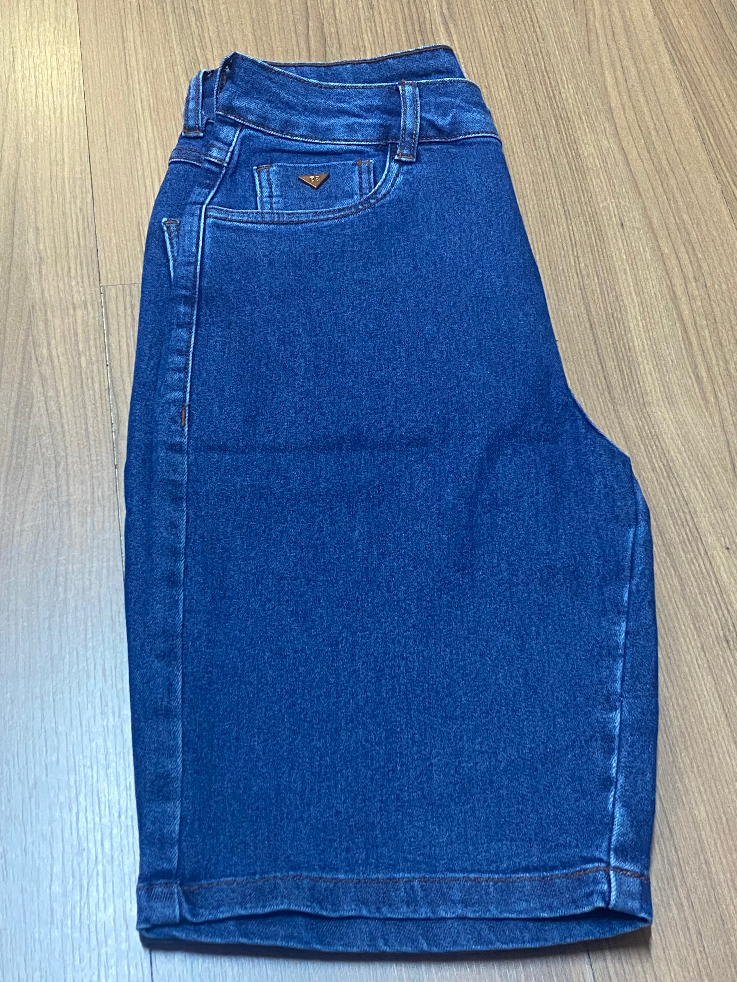 Bermuda jeans escura