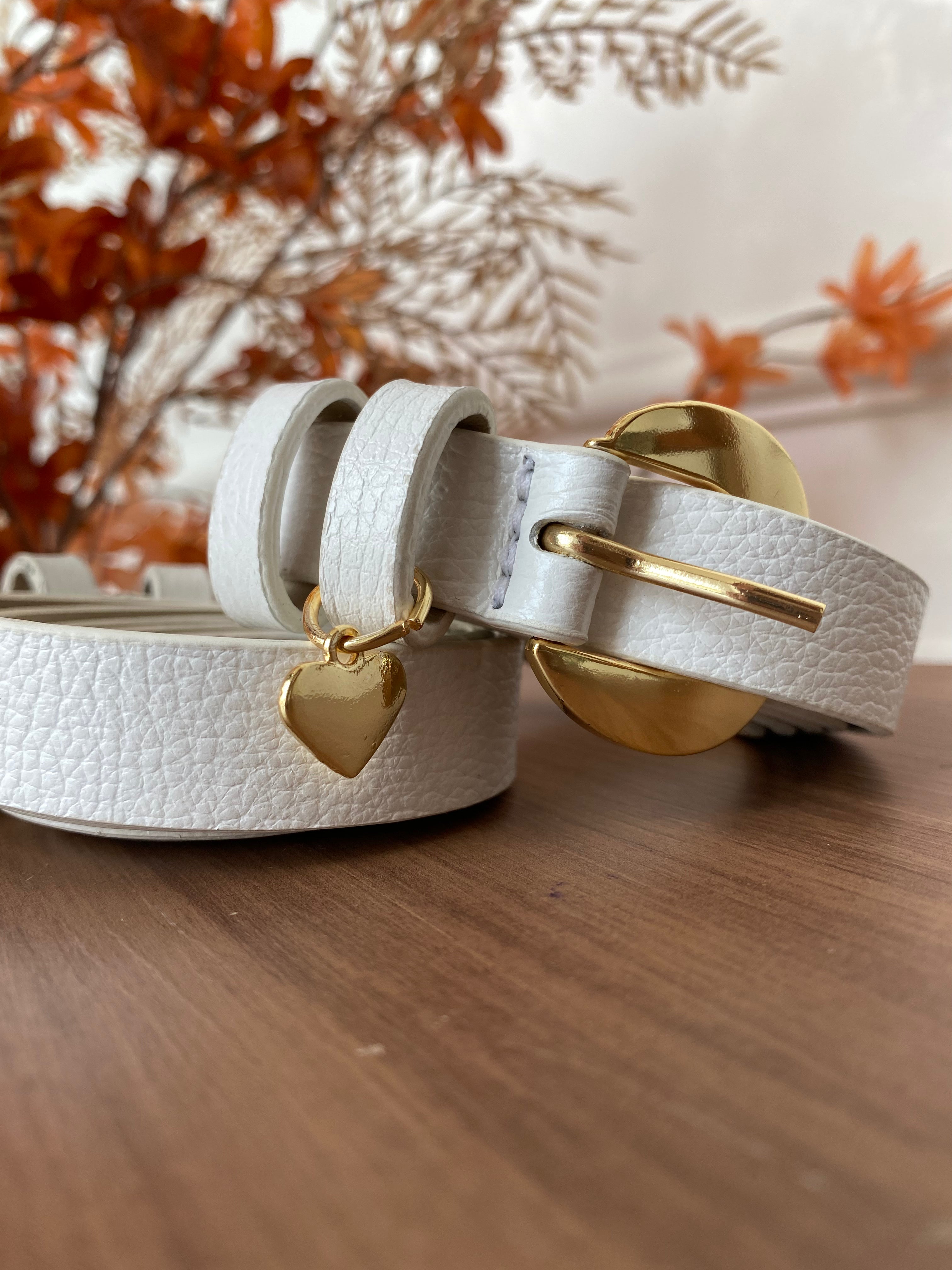 Cinto branco pingente coração