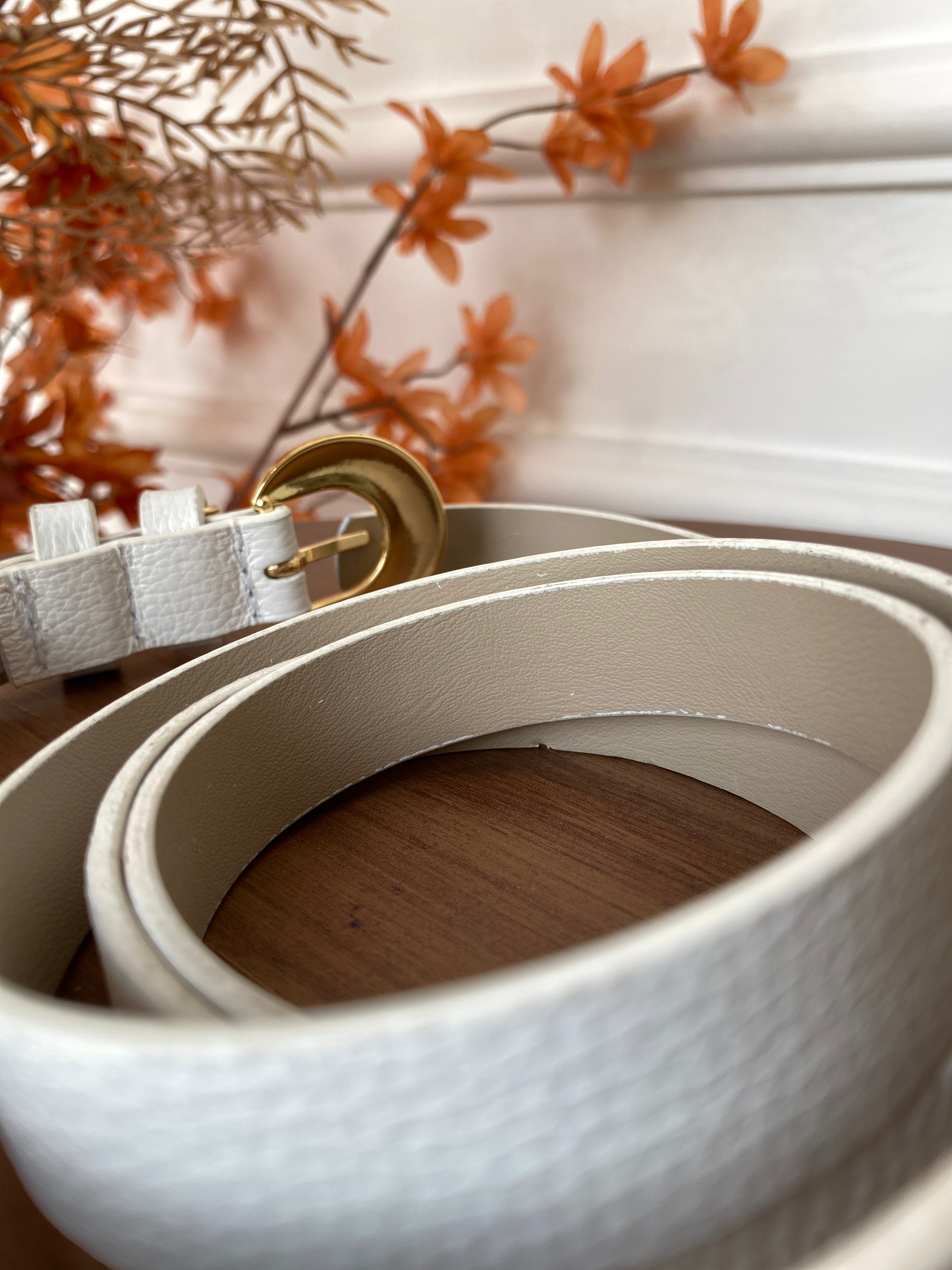 Cinto branco pingente coração