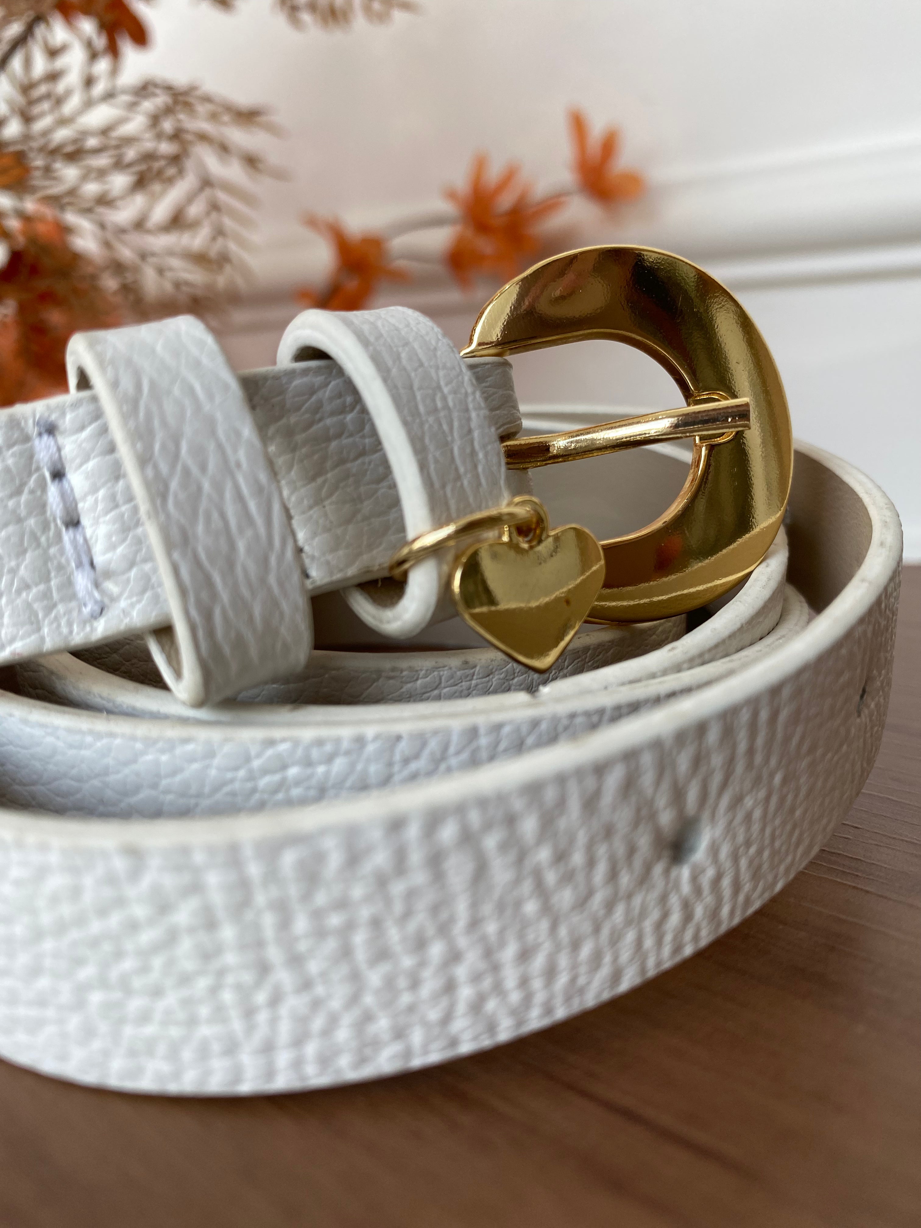 Cinto branco pingente coração