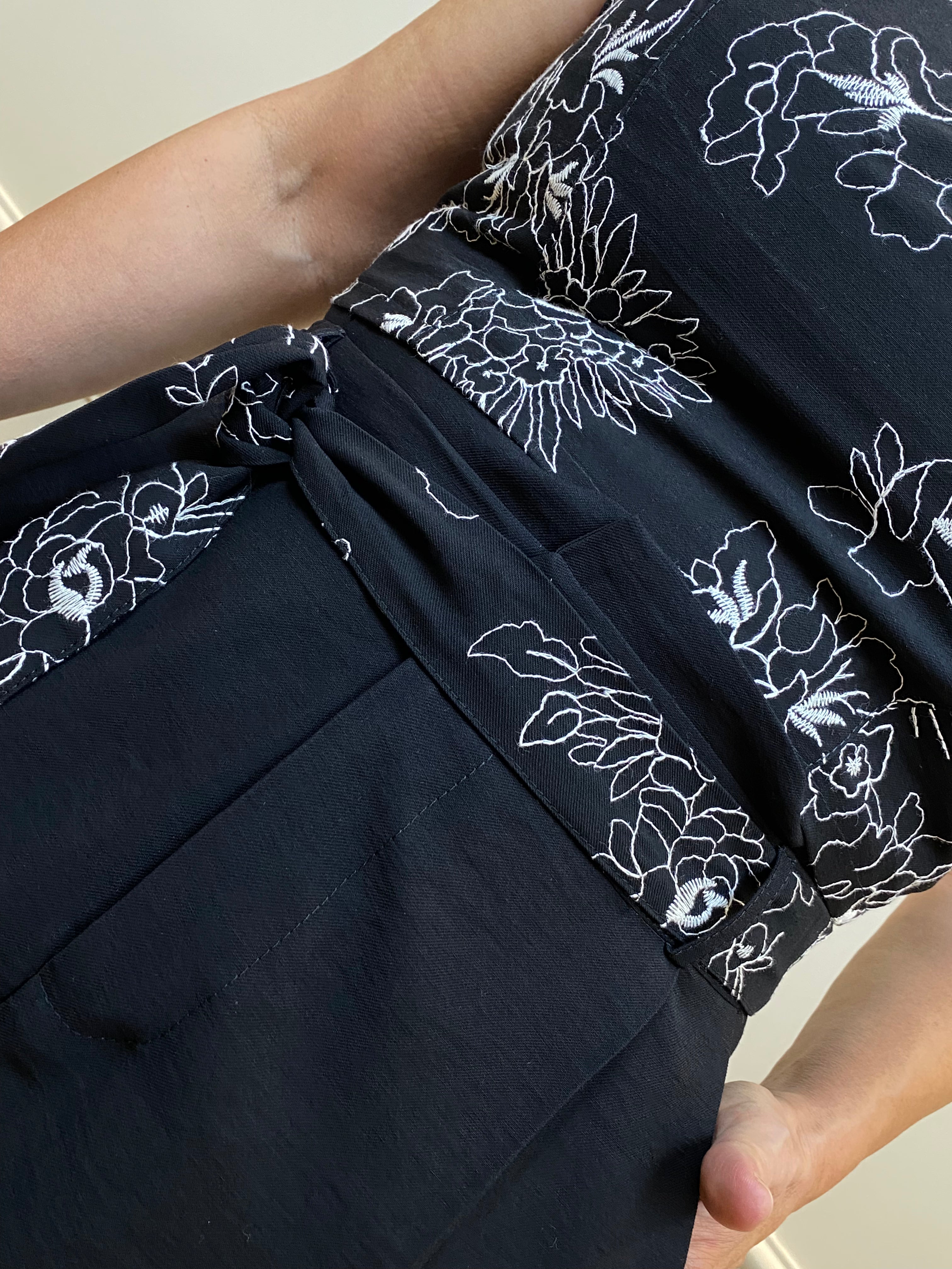 Conjunto short preto cropped bordado off