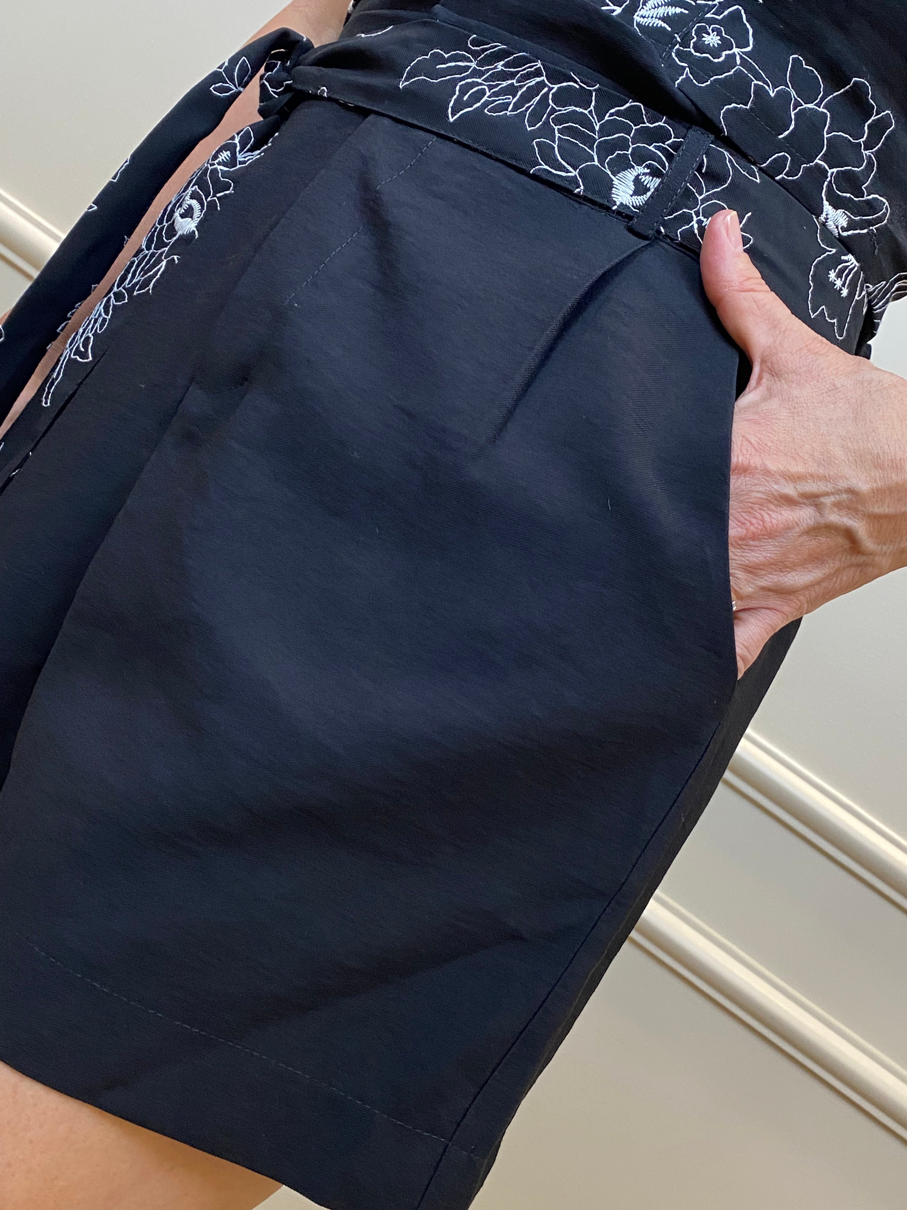 Conjunto short preto cropped bordado off