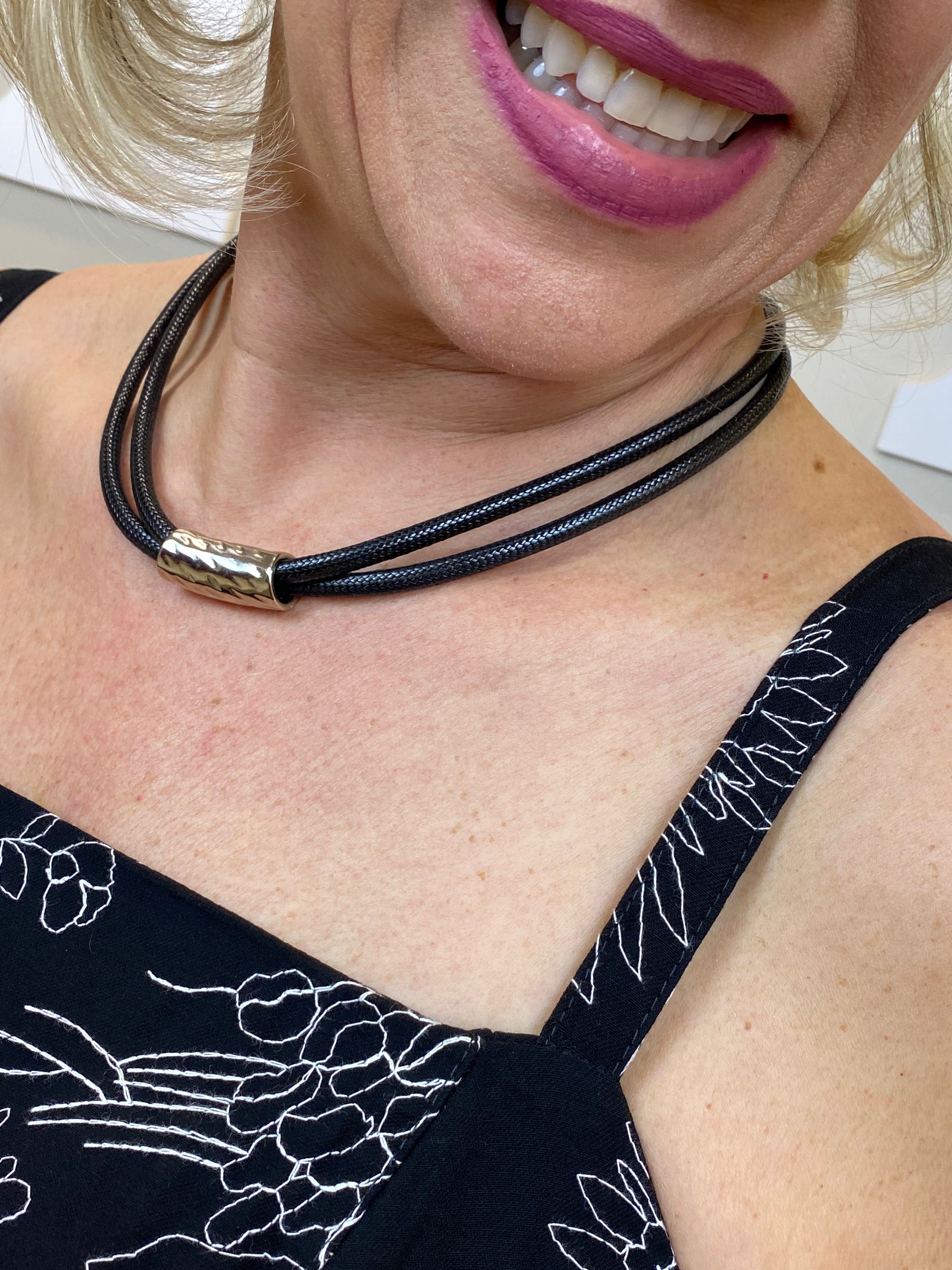 Conjunto short preto cropped bordado off