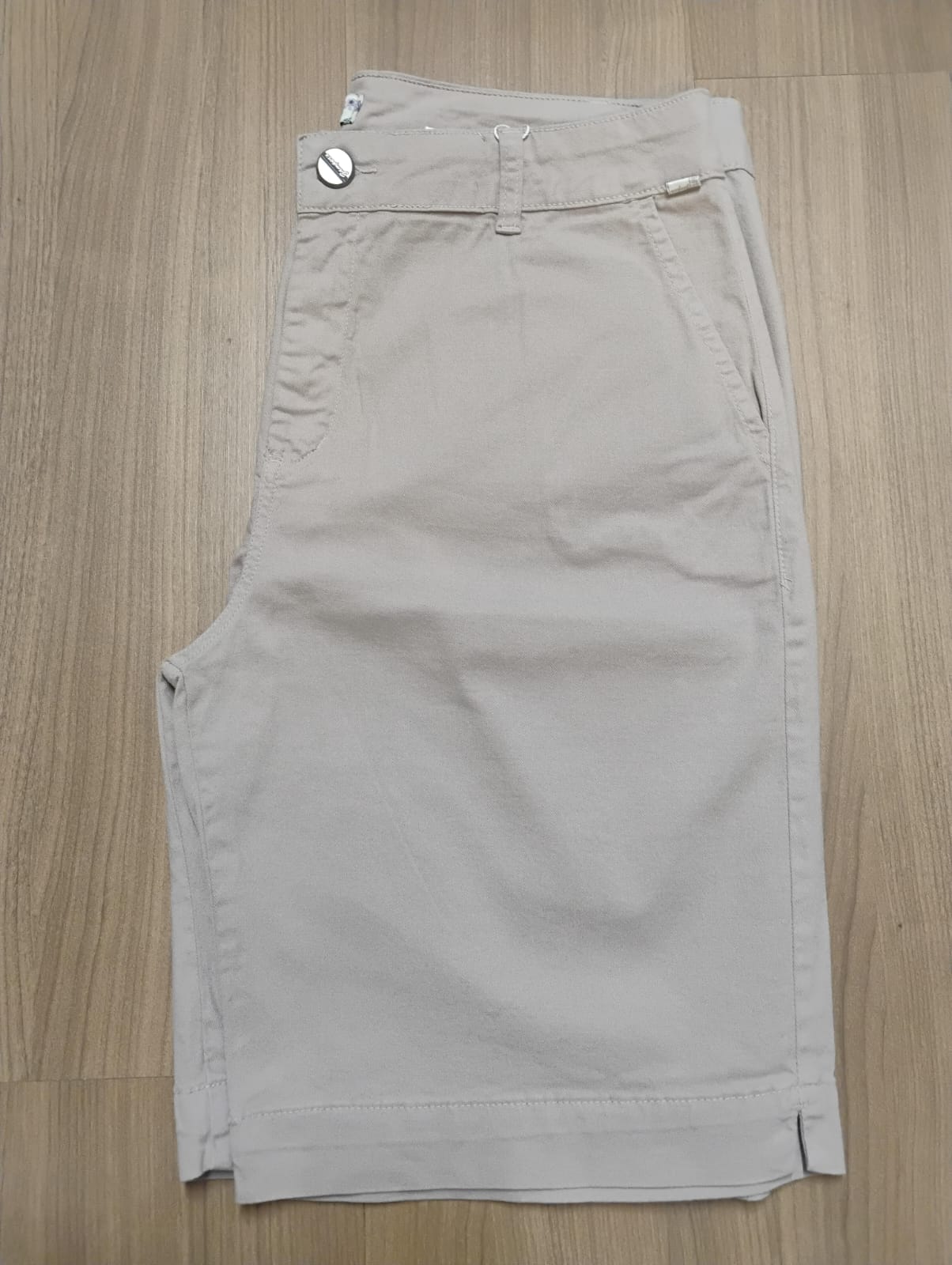 Bermuda comprida bege bolso faca - Zampers