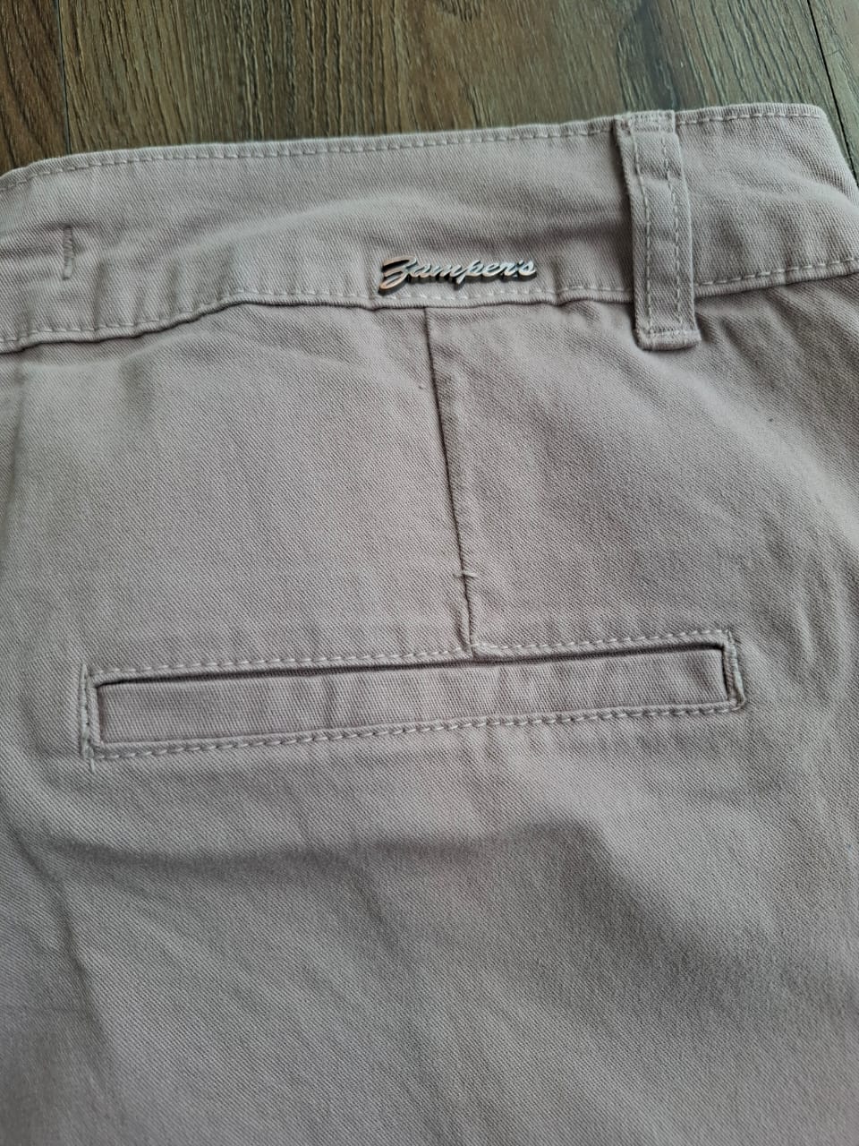 Bermuda comprida bege bolso faca - Zampers