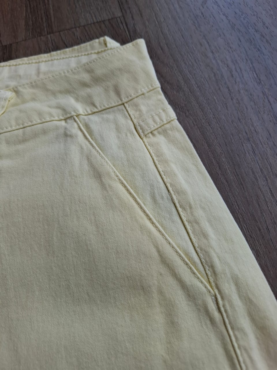 Bermuda sarja meia coxa bolso faca amarelo - Zampers