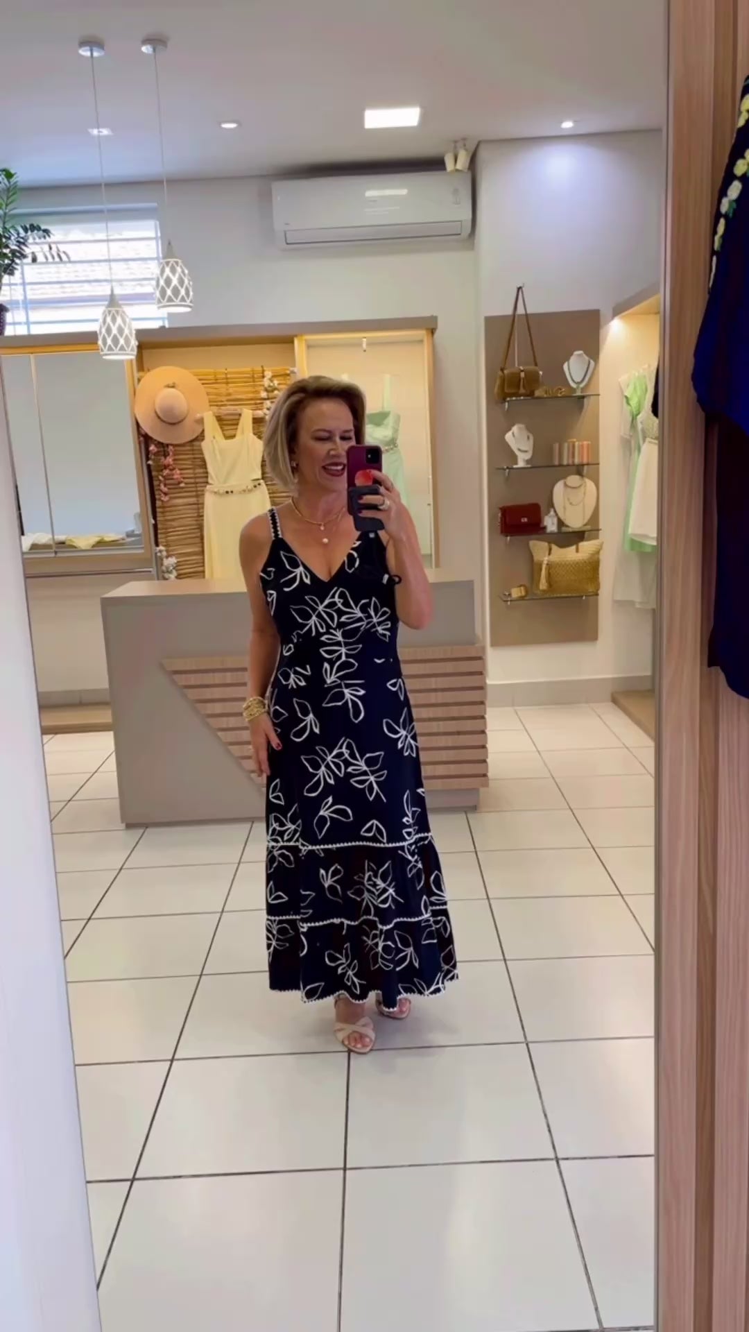 Vestido midi preto estampado branco