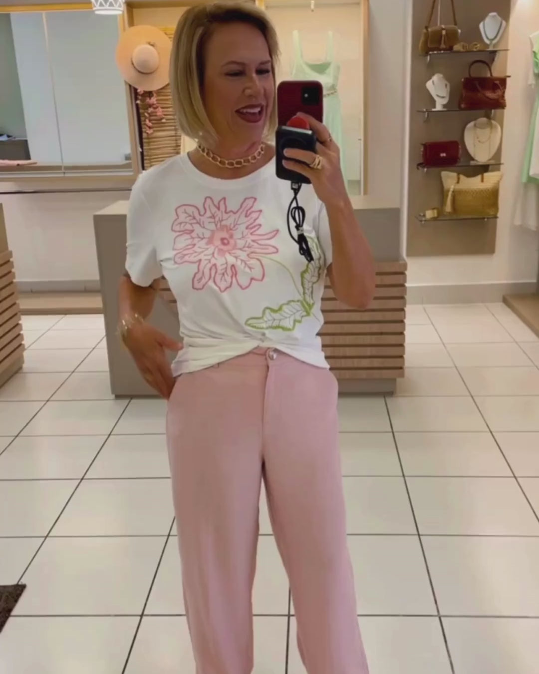 T shirt off bordada flor rosa - Cora