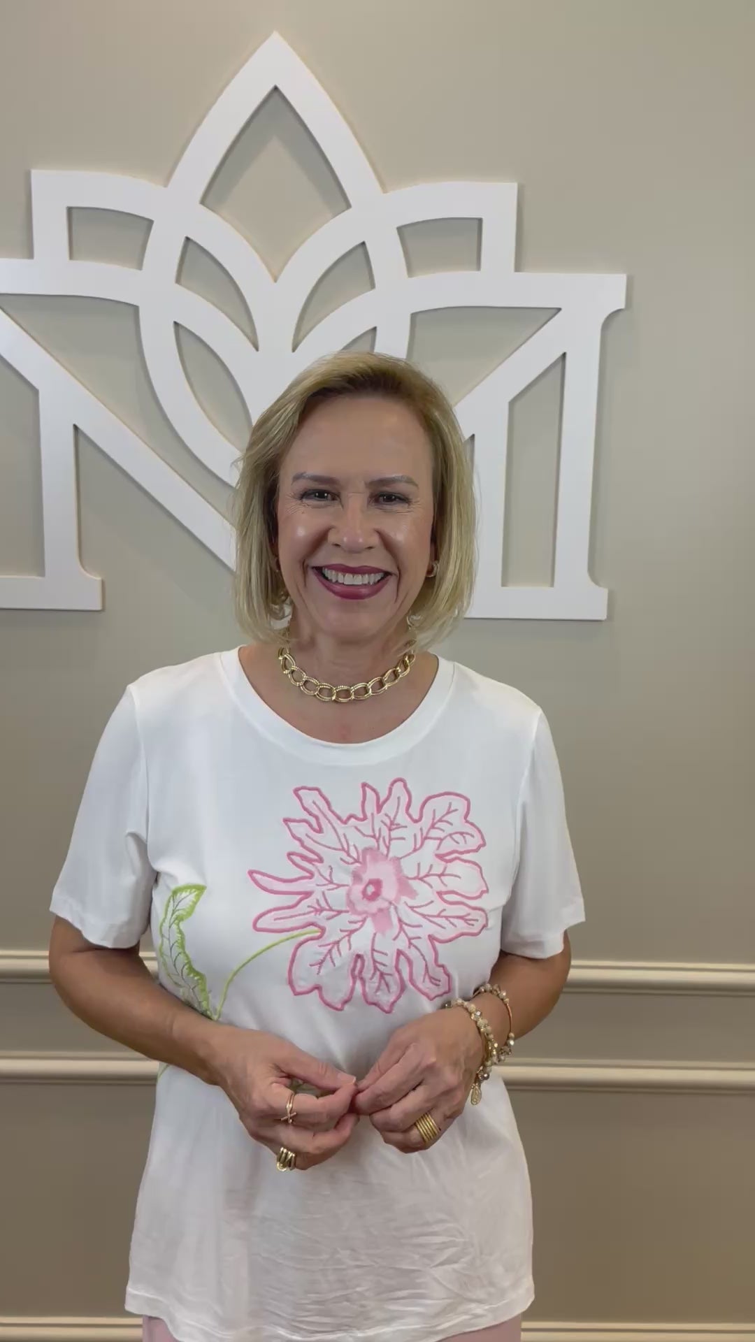 T shirt off bordada flor rosa - Cora