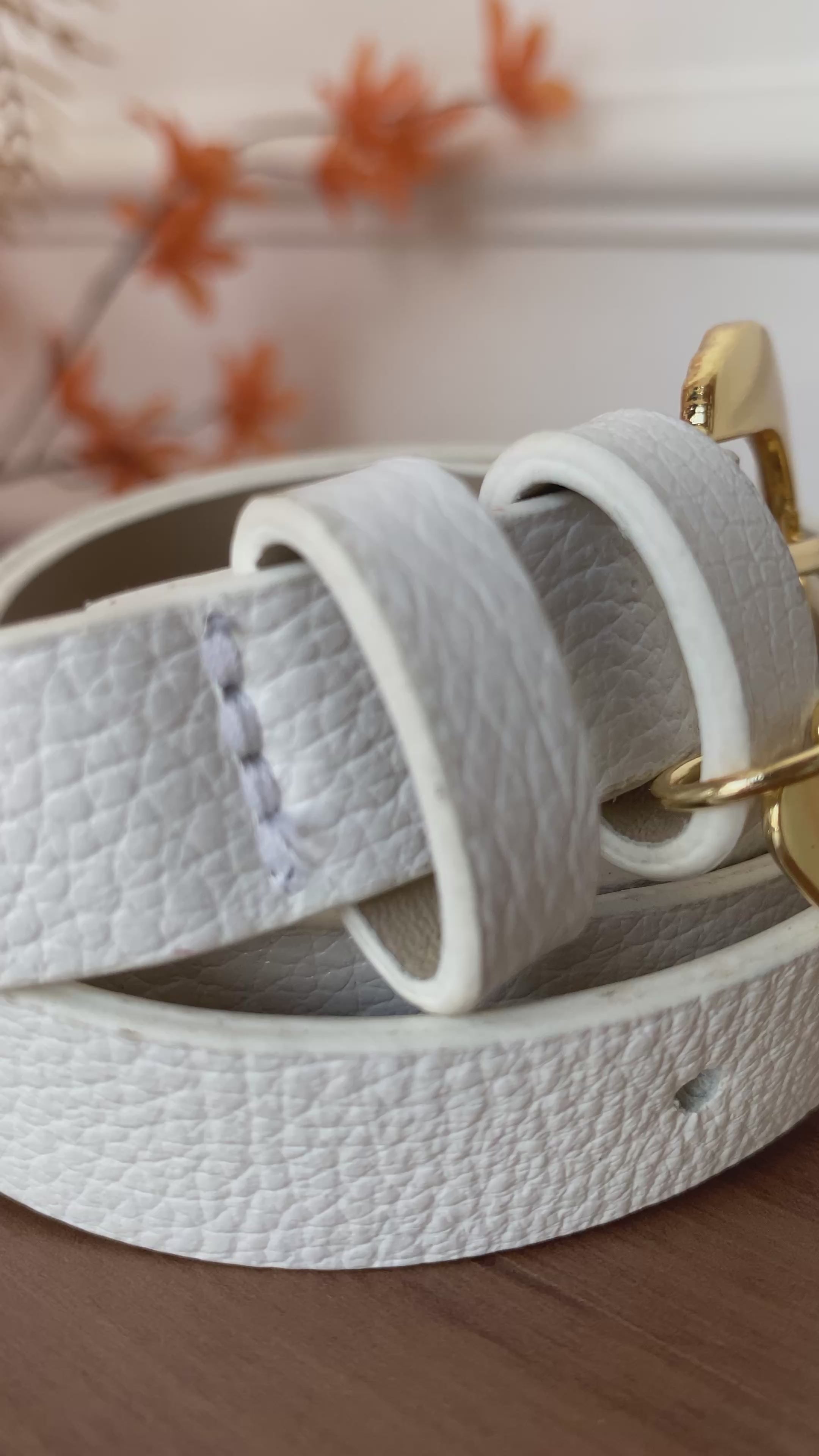 Cinto branco pingente coração